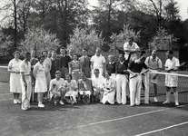 833409 Groepsportret van deelnemers aan de Interacademiale Tenniswedstrijden, georganiseerd ter gelegenheid van het 10e ...